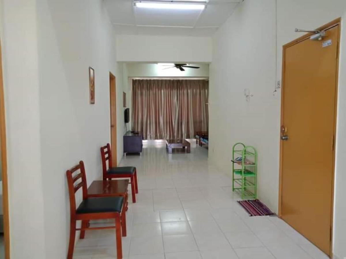 Oyo Home 90419 Sahar Guesthouse Malacca Exterior foto